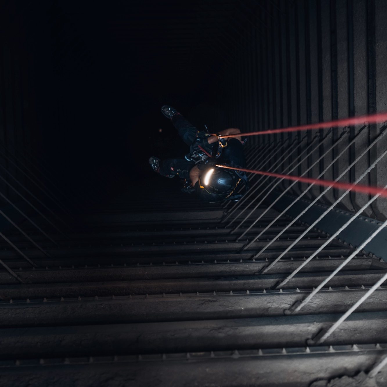 Industrieklettern Fensterputzer arbeiten Prüfung DGUV Höhenarbeit Absturzsicherung Industrieklettern Industriekletterer Seil Absturz