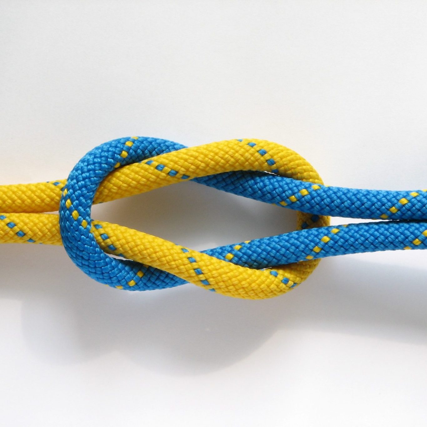 Industrieklettern Ein Arbeiter klettert an einer Fassade eines Gebäudes in klarer Himmel Höhenarbeit Höhe Klettern Kletterer Seil Industrieklettern Ausrüstung