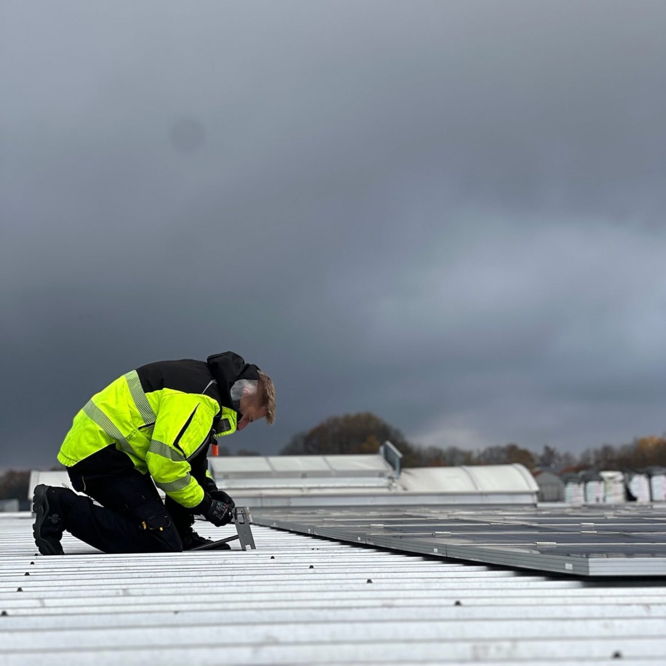 Industrieklettern Ein Arbeiter klettert an einer Fassade eines Gebäudes in klarer Himmel Höhenarbeit Höhe Klettern Kletterer Seil Industrieklettern Ausrüstung